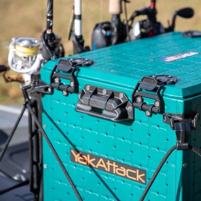 Yakattack BlackPak Pro, 13 x 16 x 13, Emerald Green, Includes lid and 4 rod holders (begränsat antal)
